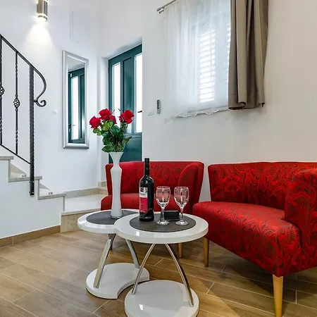 Red Queen Luxury Studio سبليت