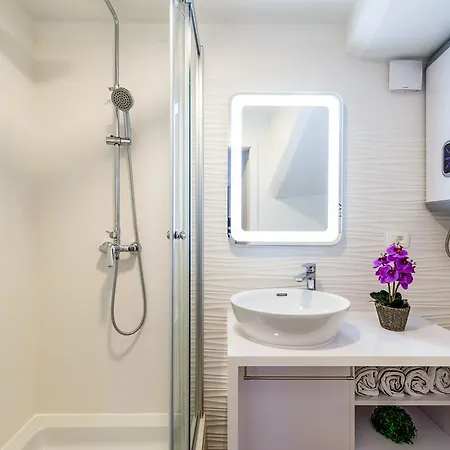 Red Queen Luxury Studio سبليت
